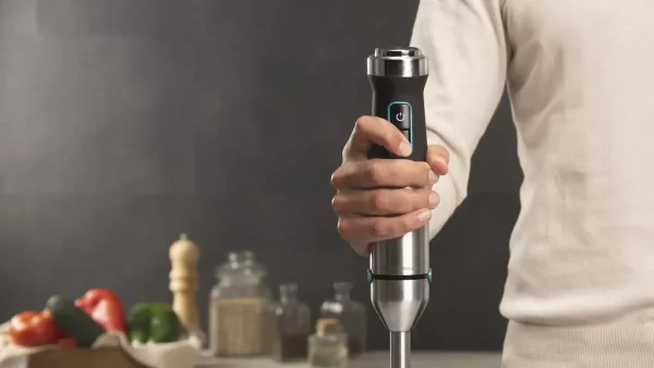 Imagen 6 Batidora de mano Cecotec de 1500 W con pie XL, cuchillas de 4 hojas con recubrimiento de titanio negro y función Turbo para resultados profesionales y rápidos.