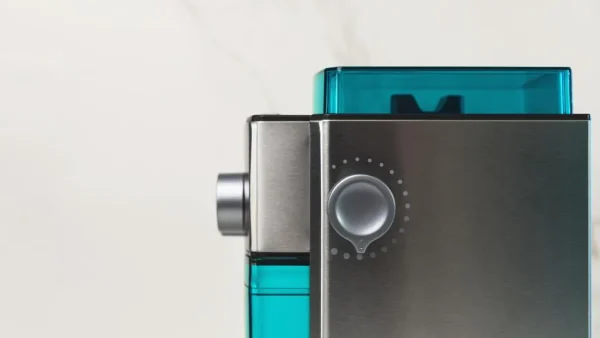 Imagen 4 Molinillo de café SteelMill 2000 Adjust con 150 W, muelas planas y 17 niveles de molienda. Depósito de 250 g y cuerpo de acero inoxidable de alta calidad.