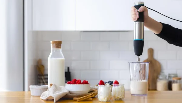 Imagen 7 Batidora de mano Power TitanBlack 1200 XL Cream con 1200 W, tecnología CrossBlades de 4 hojas y pie XL. Incluye vaso de 800 ml y varilla para batir fácilmente.