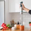 Imagen 3 Batidora de mano Cecotec de 1200 W con pie XL, cuchillas de 4 hojas y accesorios para picar, batir y elaborar purés con acabados profesionales y precisos.