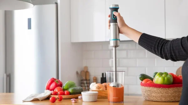 Imagen 3 Batidora de mano Cecotec de 1200 W con pie XL, cuchillas de 4 hojas y accesorios para picar, batir y elaborar purés con acabados profesionales y precisos.