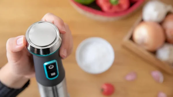 Imagen 5 Batidora de mano Cecotec de 1200 W con pie XL, cuchillas de 4 hojas y accesorios para picar, batir y elaborar purés con acabados profesionales y precisos.