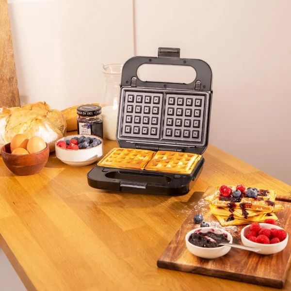 Imagen 4 Sandwichera 4 en 1 Cecotec de 1000 W con revestimiento RockStone. Incluye placas intercambiables para sándwiches, gofres y grill. Acabados en acero inoxidable.