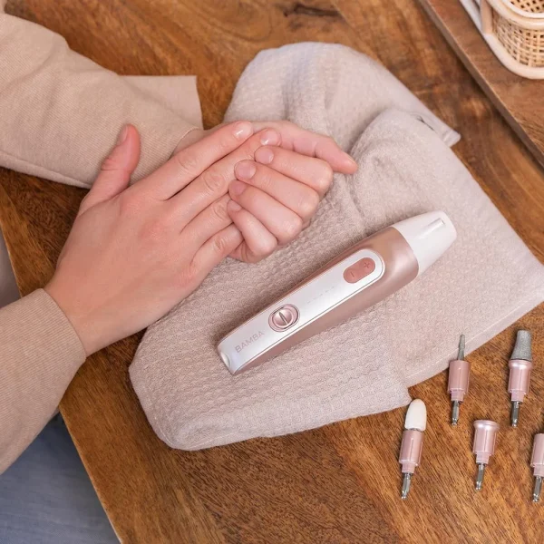 Imagen 2 Set de manicura y pedicura eléctrico Cecotec Bamba PinkyCare 700 Perfect Nails. Cuenta con 7 cabezales, 5 velocidades y estuche para un cuidado profesional.