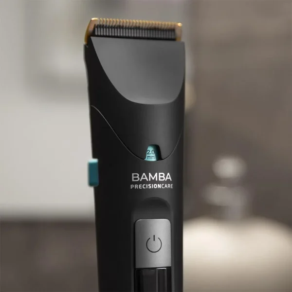 Imagen 2 Cortapelos Bamba PrecisionCare Wet&Dry con cuchillas de titanio, 120 min de autonomía e IPX6. Incluye 8 peines guía para un corte preciso en seco o mojado.