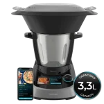 Vista frontal del Robot de cocina Mambo Touch Cecotec con pantalla táctil encendida y jarra de acero inoxidable