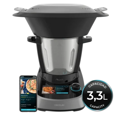 Vista frontal del Robot de cocina Mambo Touch Cecotec con pantalla táctil encendida y jarra de acero inoxidable