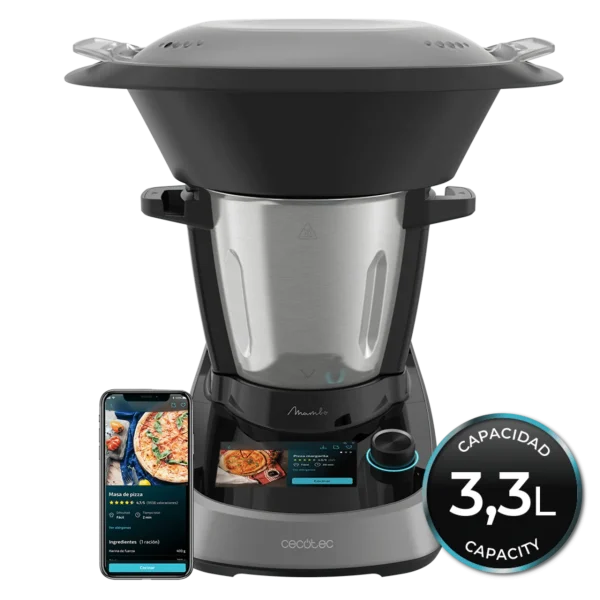 Vista frontal del Robot de cocina Mambo Touch Cecotec con pantalla táctil encendida y jarra de acero inoxidable