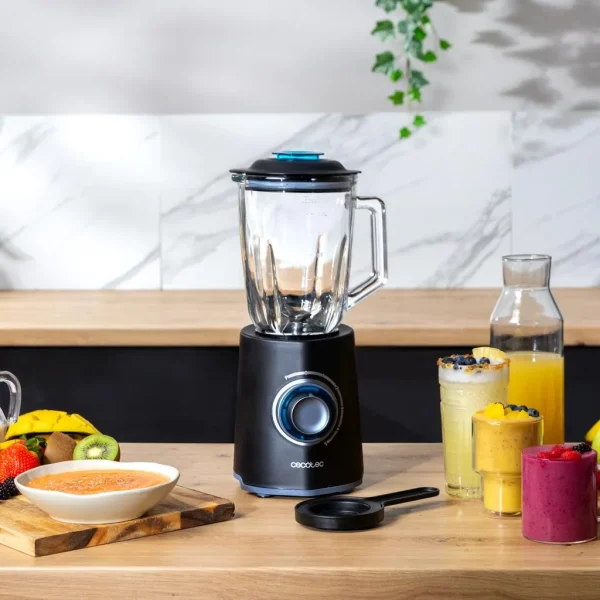 Imagen 3 Batidora de vaso Cecotec de 2000 W con 6 cuchillas de titanio negro, función pica hielo y vaso sport. Potencia máxima y versatilidad para batidos y smoothies.