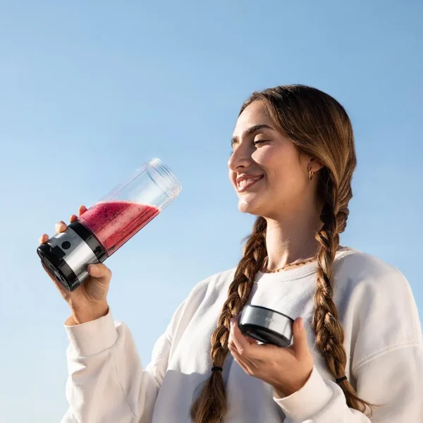 Imagen 3 Batidora de smoothies WanderlustMix USB de Cecotec con 126 W, 4 cuchillas de titanio negro y vaso portátil de 500 ml para preparar batidos en cualquier lugar.