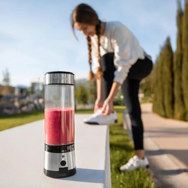 Imagen 7 Batidora de smoothies WanderlustMix USB de Cecotec con 126 W, 4 cuchillas de titanio negro y vaso portátil de 500 ml para preparar batidos en cualquier lugar.