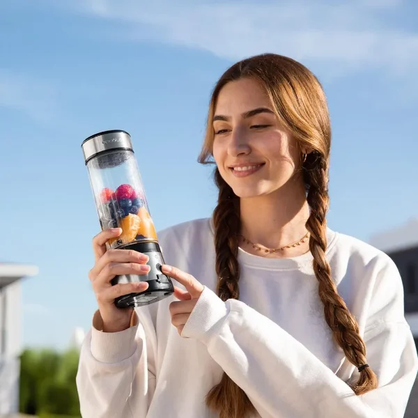 Imagen 8 Batidora de smoothies WanderlustMix USB de Cecotec con 126 W, 4 cuchillas de titanio negro y vaso portátil de 500 ml para preparar batidos en cualquier lugar.