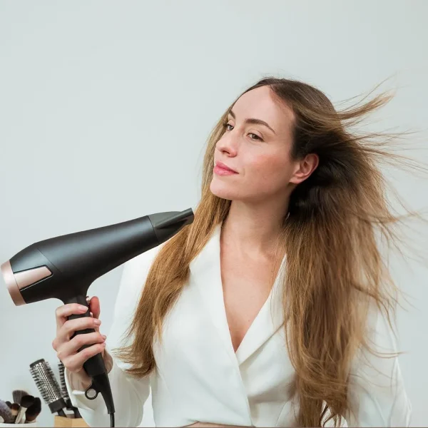 Imagen 4 Secador de pelo iónico de 2400W con motor AC profesional, gran caudal de aire y tecnología Real Ion para un cabello brillante, suave y sin encrespamiento.