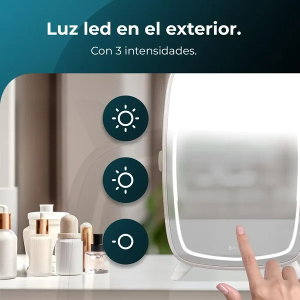Imagen 6 Conserva tus cosméticos con la Bamba CoolingBeauty 6000 Mirror Rose. Nevera de 6L con espejo LED táctil y funciones de frío y calor para el cuidado facial.