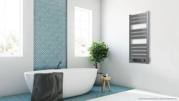 Imagen 4 Radiador toallero eléctrico Cecotec Ready Warm 9780 Ceramic Towel de 2000 W. Incluye calefactor cerámico, pantalla LED, mando a distancia y protección IPX4.