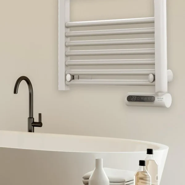Imagen 8 Radiador toallero eléctrico Cecotec ReadyWarm 9200 Smart Towel White de 750 W. Diseño elegante con pantalla LED, control táctil, temporizador y 3 modos.