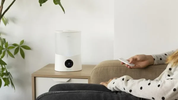 Imagen 3 Humidificador Cecotec BreezeCare 2600 Light Smart de 3,2 L y 260 ml/h. Con mando a distancia, temporizador y cobertura de 40 m² para un ambiente saludable.