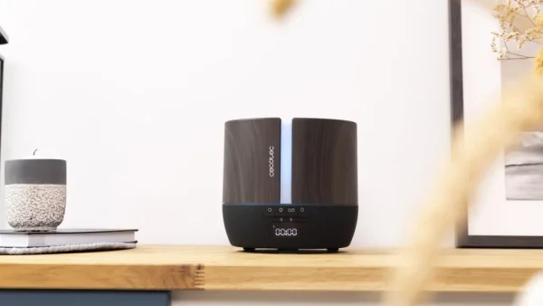 Imagen 4 Difusor de aromas PureAroma 550 Connected Black Woody de 500 ml con Bluetooth, altavoz y control por App. Humidifica estancias de 30 m² con estilo y tecnología.