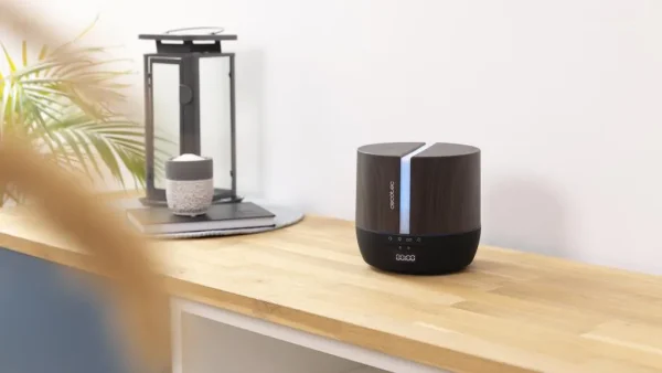 Imagen 7 Difusor de aromas PureAroma 550 Connected Black Woody de 500 ml con Bluetooth, altavoz y control por App. Humidifica estancias de 30 m² con estilo y tecnología.