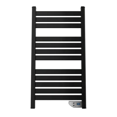 Vista frontal del radiador toallero eléctrico Cecotec ReadyWarm 9090 Twin Towel Black en color negro instalado en un baño moderno