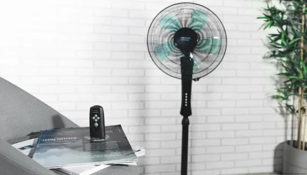 Imagen 3 Ventilador de pie Cecotec EnergySilence 530 Power Connected Black de 50 W con 5 aspas, mando a distancia, motor de cobre, 3 velocidades y pantalla LED.