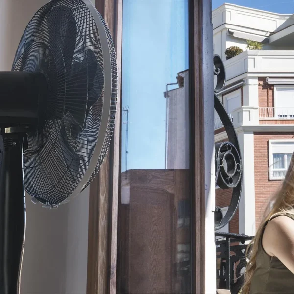 Imagen 4 Ventilador de pie EnergySilence 1020 ExtremeFlow de 60 W con 10 aspas y motor de cobre. Tres velocidades, oscilación automática y diseño ajustable en altura.
