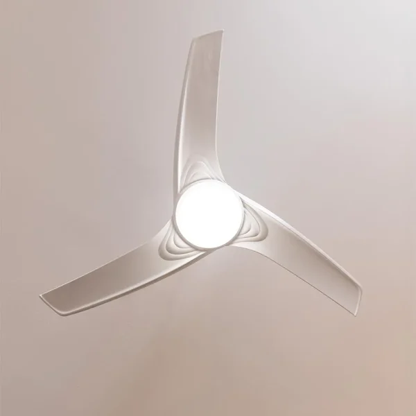 Imagen 5 Ventilador de techo EnergySilence Aero 550 de 60 W y 132 cm. Motor silencioso, 3 aspas, luz LED, mando a distancia y función verano/invierno en color blanco.