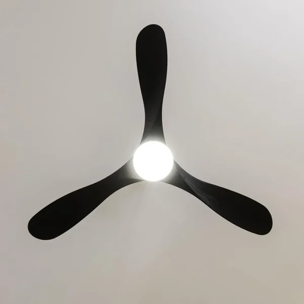 Imagen 6 Ventilador de techo de 52 pulgadas con motor DC de 35 W y acabado gris. Integra luz LED, mando a distancia, temporizador y sistema de inversión de giro.