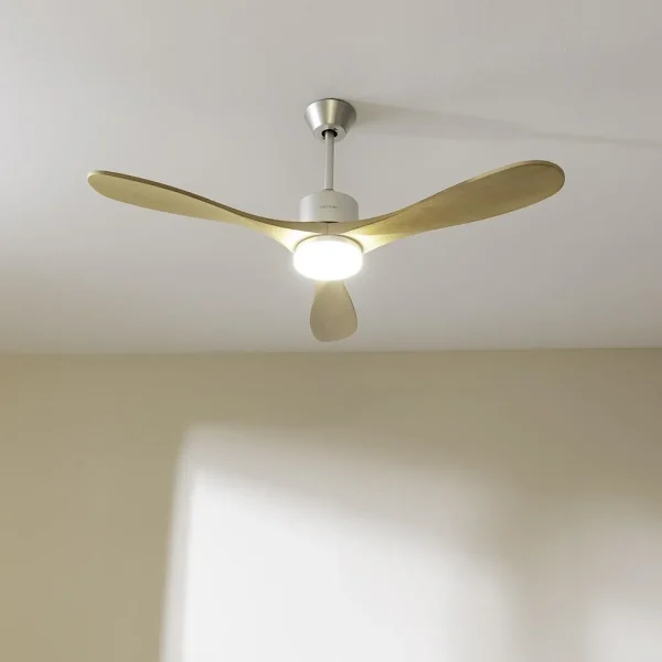 Imagen 4 Ventilador de techo con motor DC de 35 W y 52". Acabado dorado, luz LED, 5 velocidades, mando a distancia y función invierno para climatización eficiente.
