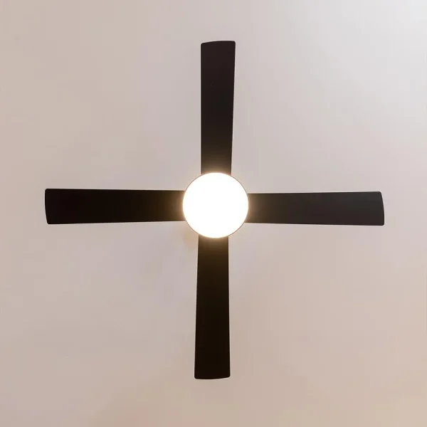 Imagen 6 Ventilador de techo EnergySilence Aero 5200 Black Line de 52" con luz LED, motor de cobre de 60 W, 4 aspas y mando a distancia para máximo confort y silencio.