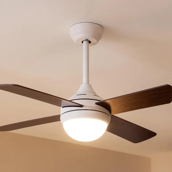 Imagen 7 Ventilador de techo de 42” y 55 W con luz LED integrada. Mando a distancia, temporizador, 3 velocidades y función verano/invierno con aspas reversibles.