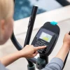 Imagen 8 Bicicleta elíptica DrumFit Elliptical 9000 Eir Pro con resistencia magnética regulable por motor, pantalla LCD, soporte para móvil y ruedas de transporte.