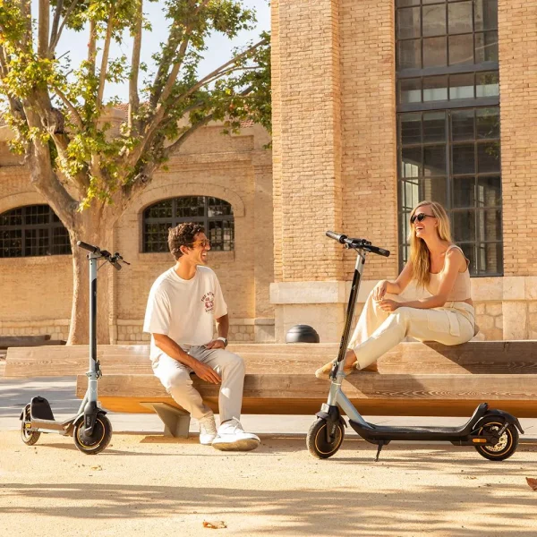 Imagen 7 Patinete eléctrico Cecotec Bongo Serie M20 con 500 W de potencia máxima, 20 km de autonomía y certificado DGT. Cumple con la normativa española de circulación.
