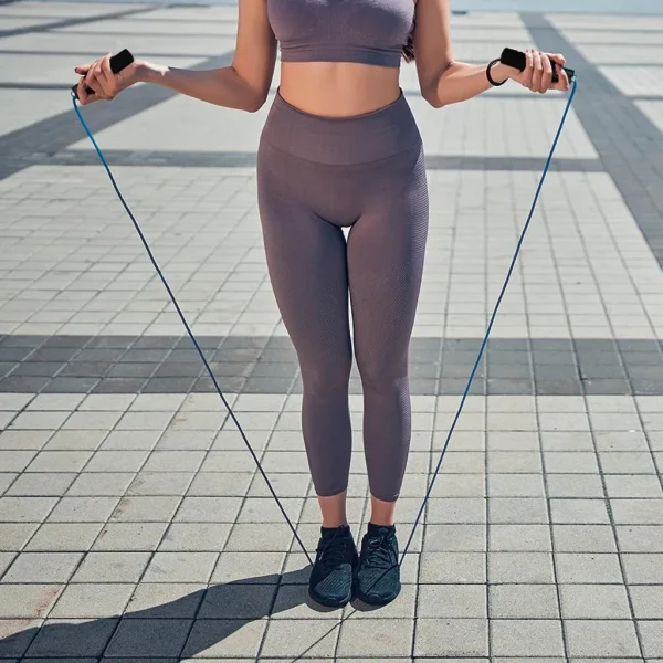 Imagen 5 Cuerda para saltar Cecotec DrumFit Jump Rope de PVC. Cuenta con agarres ergonómicos antideslizantes y sistema Smooth Bearing para un movimiento fluido.