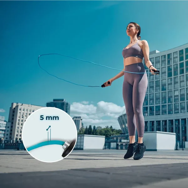 Imagen 6 Cuerda para saltar Cecotec DrumFit Jump Rope de PVC. Cuenta con agarres ergonómicos antideslizantes y sistema Smooth Bearing para un movimiento fluido.