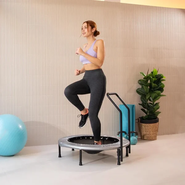 Imagen 6 Trampolín de fitness DrumFit Jump 920 de Cecotec con 92 cm de diámetro y base de 6 patas. Soporta hasta 100 kg, ideal para entrenamientos cardiovasculares.