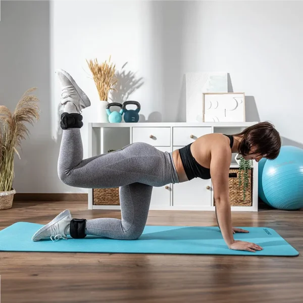 Imagen 2 Set de 2 pesas DrumFit AnkelBell 1000 Neo de Cecotec para tobillos y muñecas. Cada pesa de 1 kg está rellena de arena e incluye ajuste seguro con velcro.