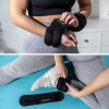 Imagen 3 Set de 2 pesas DrumFit AnkelBell 1000 Neo de Cecotec para tobillos y muñecas. Cada pesa de 1 kg está rellena de arena e incluye ajuste seguro con velcro.