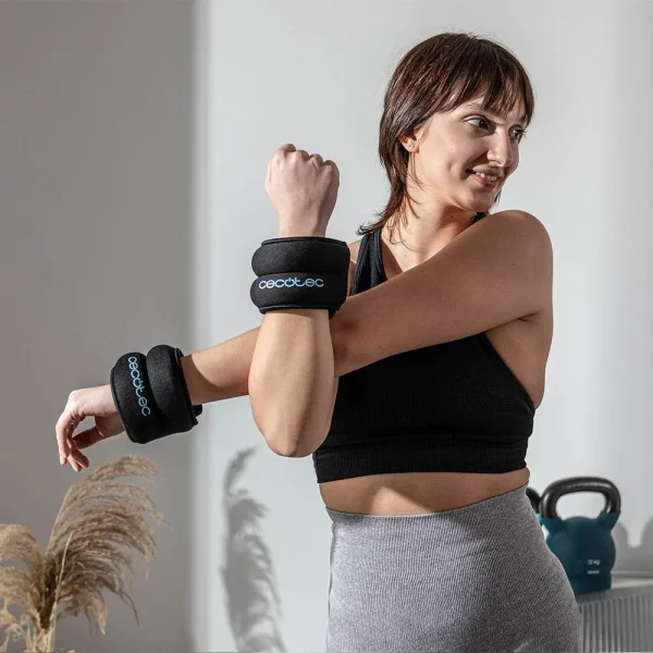 Imagen 4 Set de 2 pesas DrumFit AnkelBell 1000 Neo de Cecotec para tobillos y muñecas. Cada pesa de 1 kg está rellena de arena e incluye ajuste seguro con velcro.
