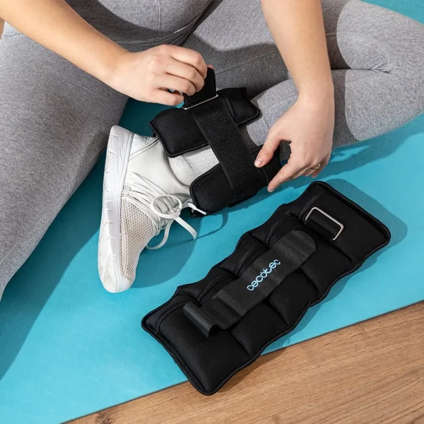 Imagen 3 Set de 2 pesas ajustables DrumFit AnkelBell 2500 Neo para tobillos y muñecas. Peso adaptable de 0,5 a 2,5 kg con sacos de arena y correas de velcro.