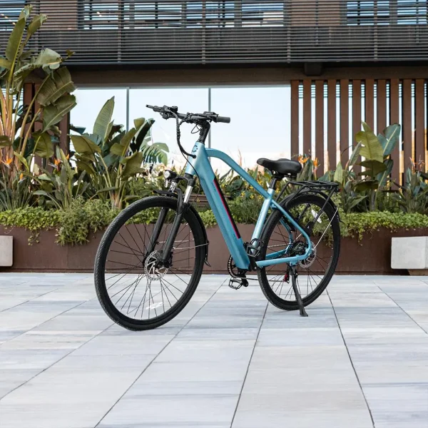 Imagen 3 Bicicleta eléctrica urbana de Cecotec con motor de 250 W, autonomía de hasta 50 km y ruedas de 28 pulgadas. Movilidad sostenible y eficiente para la ciudad.