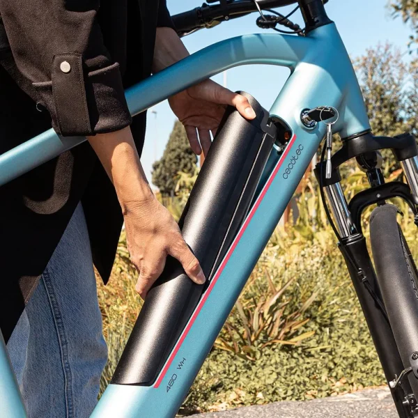 Imagen 4 Bicicleta eléctrica urbana de Cecotec con motor de 250 W, autonomía de hasta 50 km y ruedas de 28 pulgadas. Movilidad sostenible y eficiente para la ciudad.