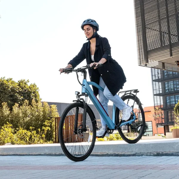 Imagen 5 Bicicleta eléctrica urbana de Cecotec con motor de 250 W, autonomía de hasta 50 km y ruedas de 28 pulgadas. Movilidad sostenible y eficiente para la ciudad.