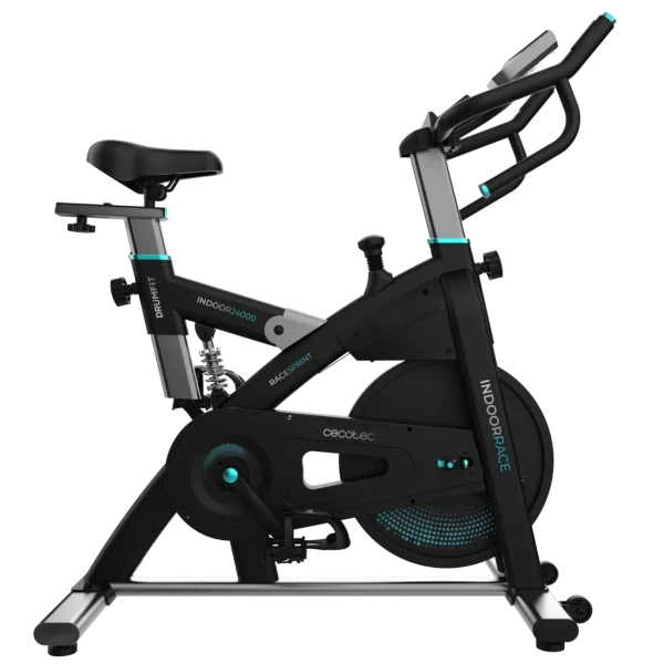 Bicicleta indoor de spinning Cecotec Drumfit Indoor 24000 Race Sprint vista lateral con pantalla LCD y ruedas de transporte