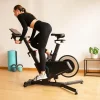 Imagen 5 Bicicleta indoor profesional con motor de 800W y volante de inercia de 10 kg. Destaca por sus 32 niveles de resistencia, 16 de inclinación y conexión a APP.