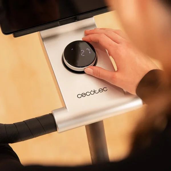 Imagen 6 Bicicleta indoor profesional con motor de 800W y volante de inercia de 10 kg. Destaca por sus 32 niveles de resistencia, 16 de inclinación y conexión a APP.