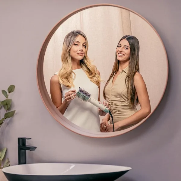 Imagen 5 Cepillo de aire CeramicCare Allin1 de 1500 W. Seca, moldea, alisa y da volumen con 3 direcciones de aire y revestimiento cerámico para un cabello brillante.