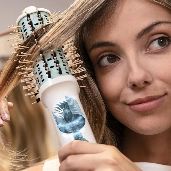 Imagen 6 Cepillo de aire CeramicCare Allin1 de 1500 W. Seca, moldea, alisa y da volumen con 3 direcciones de aire y revestimiento cerámico para un cabello brillante.