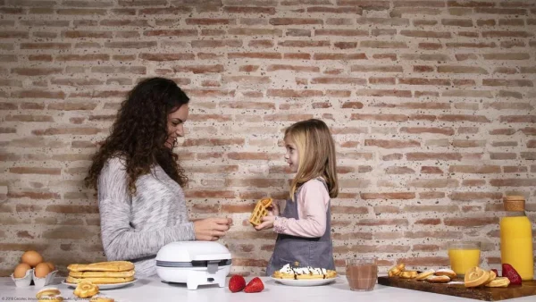 Imagen 8 Gofrera eléctrica 3 en 1 de 700 W con diseño circular. Incluye placas intercambiables con revestimiento RockStone ecológico para gofres, donuts y muffins.