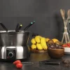 Imagen 7 Fondue eléctrica de diseño en acero inoxidable de 1000 W. Termostato regulable para queso, chocolate o aceite. Incluye 8 tenedores y es apta para lavavajillas.